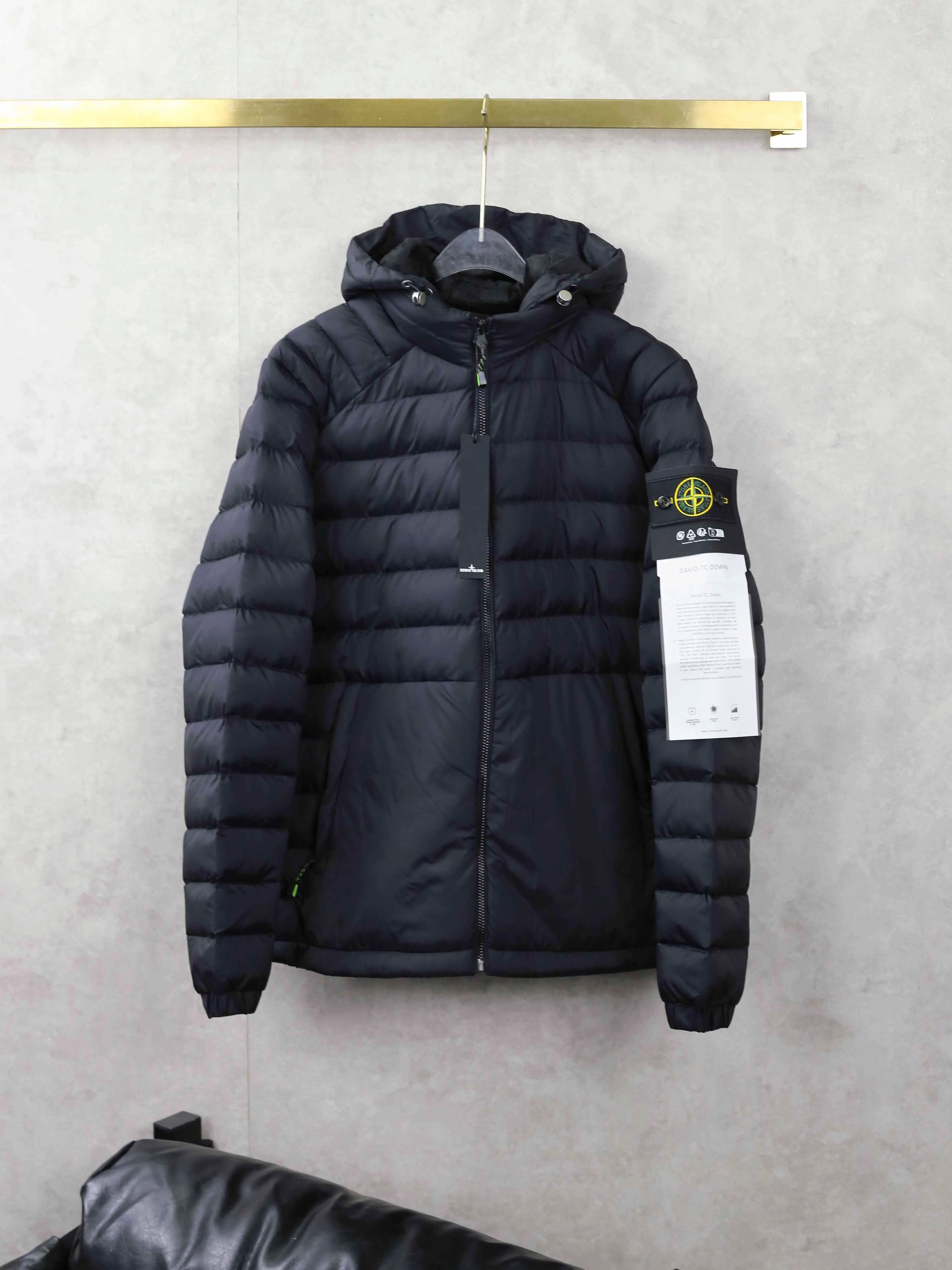 P380 Stone lsland/Stone Island temperature-locking outdoor hooded rib cotton jacket, outdoor king lightweight windproof and warm hooded cotton jacket, an order from the OEM, the quality is too good.  This cotton-padded jacket is made to be lightweight on the upper body, but also warmer than a down jacket. The requirements for fabric and filling are very high! This is also the most powerful thing about outdoor products, and the most rare thing is its portability, which is very light and comfortable. Everyone, don’t miss this cotton jacket. It is C cotton that is warmer than down.  The outdoor series of lightweight cotton jackets are filled with military-grade P cotton. They are fluffy, lightweight and definitely more insulating than ordinary down jackets!  The workmanship and materials used are by no means comparable to ordinary cotton clothing. The fabric is windproof and breathable. The upper body is as if it is tailor-made. It is quite precise. The custom zipper is very smooth. It is definitely the ceiling in cotton clothing. It is classic and versatile, has excellent wear resistance and is durable.  C cotton filling is the filling used for birds. It is in sync with the brand. It is light and warm. It can still keep warm even in a humid environment. This is a kind of warmth that down can not achieve. It is very easy to match!  The brim and cuffs are elastically gathered and tightly wound! The accessories on the hem are made of fasteners supplied by customers from the island country, which can still be used at -20℃! In terms of fit, the excellent ergonomic tailoring design fits the body proportions, making it stylish and comfortable! Such a cotton coat is really rare. Color: Black Dark Gray Khaki Size: L 134 68.5 62.5 80 138 70 64 Manual measurement. There may be slight errors. The actual body shall prevail.